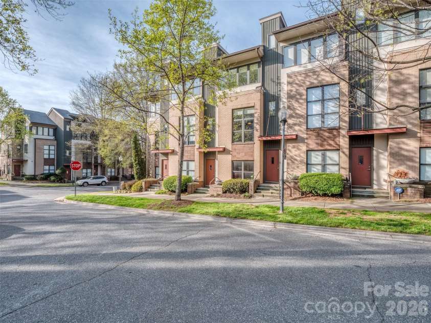 664 Garden District Drive, Charlotte, NC 28202.  MLS# CAR4410067, YatesRealty ID 44018. Welcome home to your tree lined streets