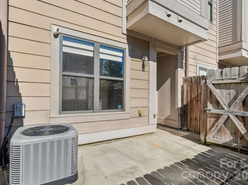 664 Garden District Drive, Charlotte, NC 28202.  MLS# CAR4427198, YatesRealty ID 44018. 