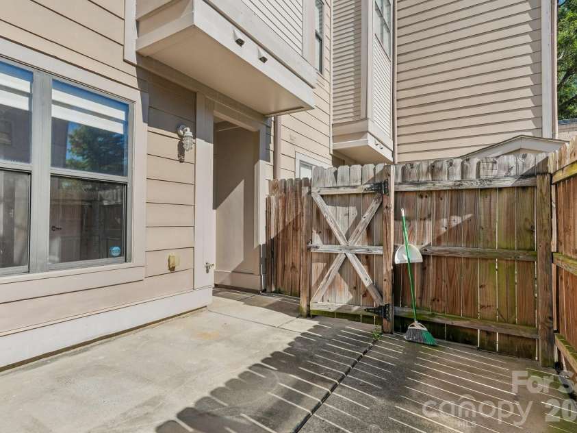 664 Garden District Drive, Charlotte, NC 28202.  MLS# CAR4427198, YatesRealty ID 44018. 
