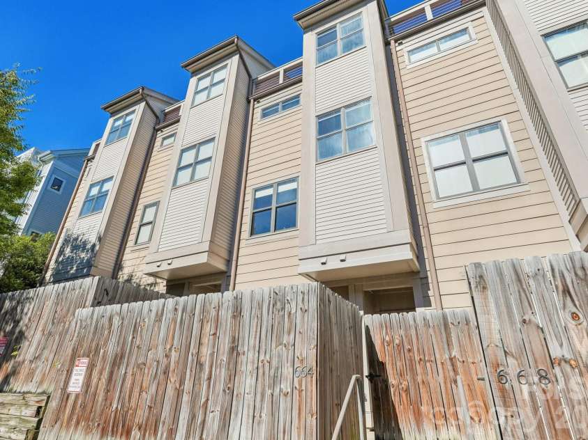 664 Garden District Drive, Charlotte, NC 28202.  MLS# CAR4427198, YatesRealty ID 44018. 