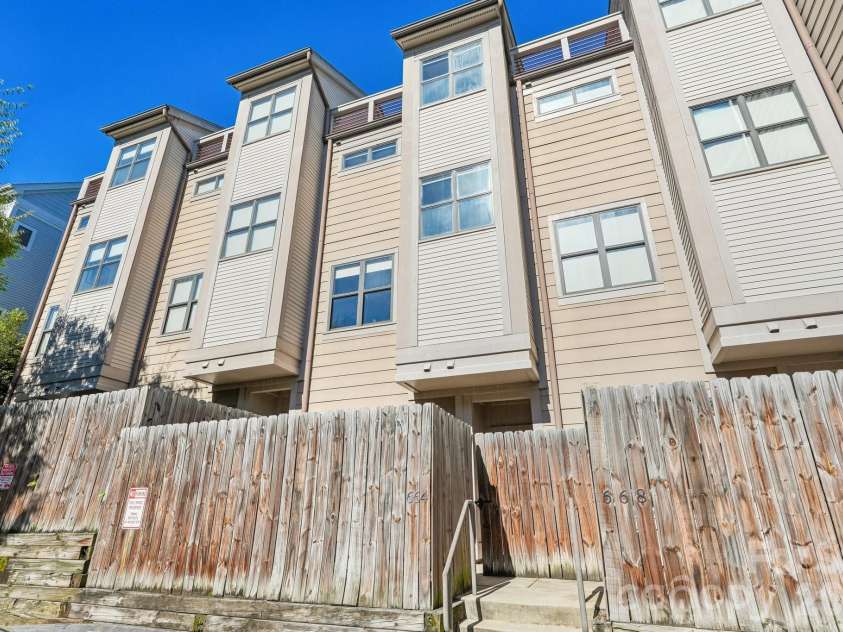 664 Garden District Drive, Charlotte, NC 28202.  MLS# CAR4427198, YatesRealty ID 44018. 