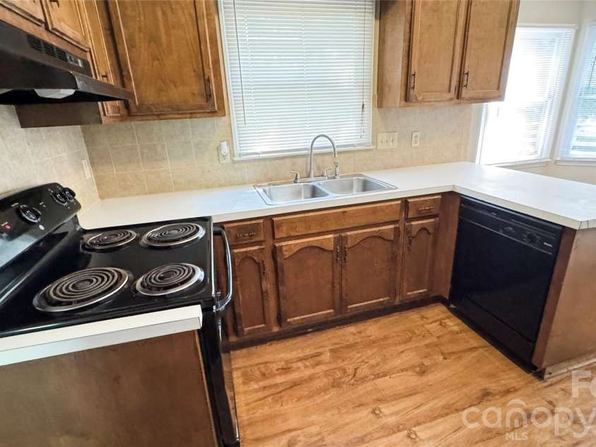 2820 Royal Ridge Lane, Charlotte, NC 28212.  MLS# CAR4411701, YatesRealty ID 44021. 