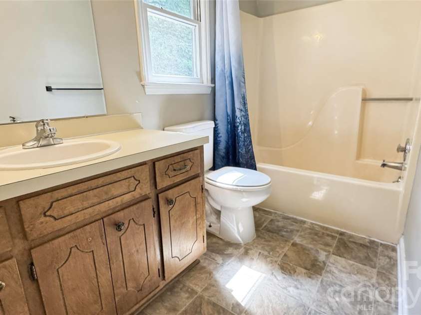 2820 Royal Ridge Lane, Charlotte, NC 28212.  MLS# CAR4411701, YatesRealty ID 44021. 