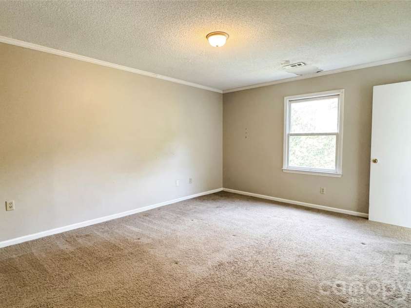 2820 Royal Ridge Lane, Charlotte, NC 28212.  MLS# CAR4411701, YatesRealty ID 44021. 