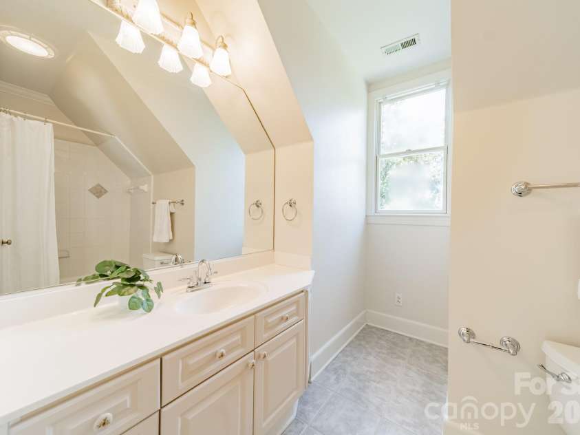304 Canterbury Road, Charlotte, NC 28211.  MLS# CAR4411496, YatesRealty ID 44022. 2nd Full Bathroom