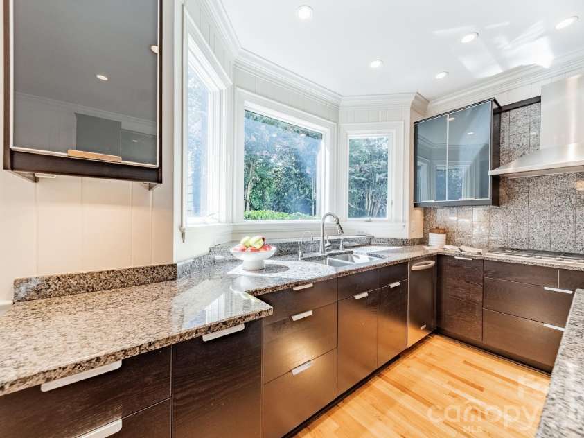 304 Canterbury Road, Charlotte, NC 28211.  MLS# CAR4411496, YatesRealty ID 44022. 