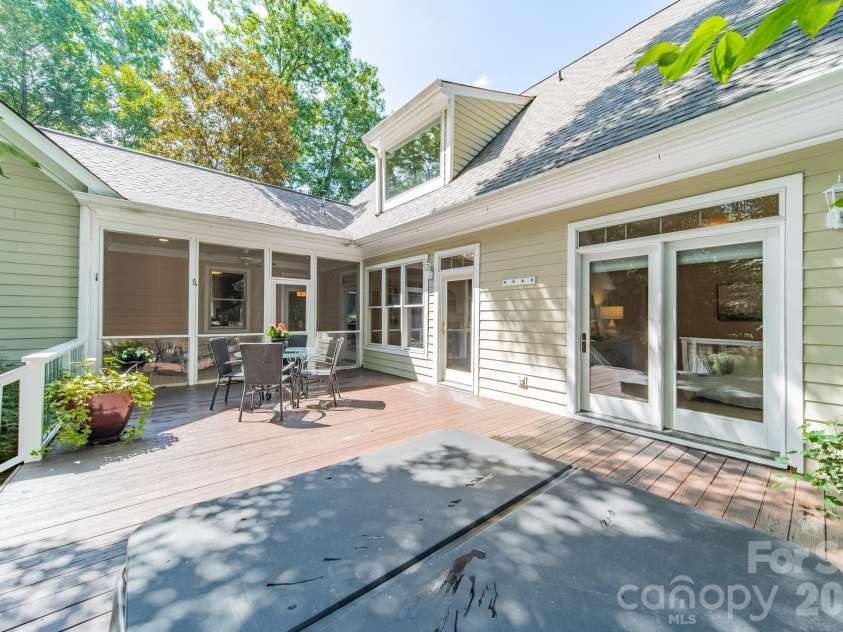 304 Canterbury Road, Charlotte, NC 28211.  MLS# CAR4411496, YatesRealty ID 44022. 