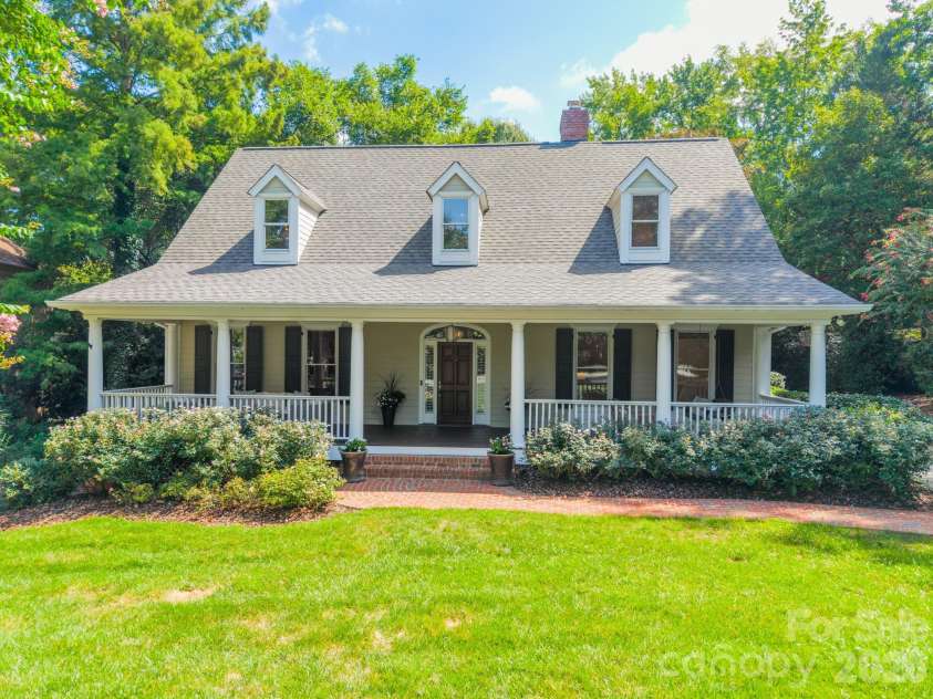 304 Canterbury Road, Charlotte, NC 28211.  MLS# CAR4411496, YatesRealty ID 44022. Charming Cottage