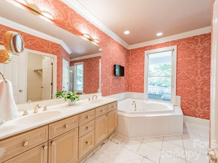 304 Canterbury Road, Charlotte, NC 28211.  MLS# CAR4411496, YatesRealty ID 44022. Primary Bath