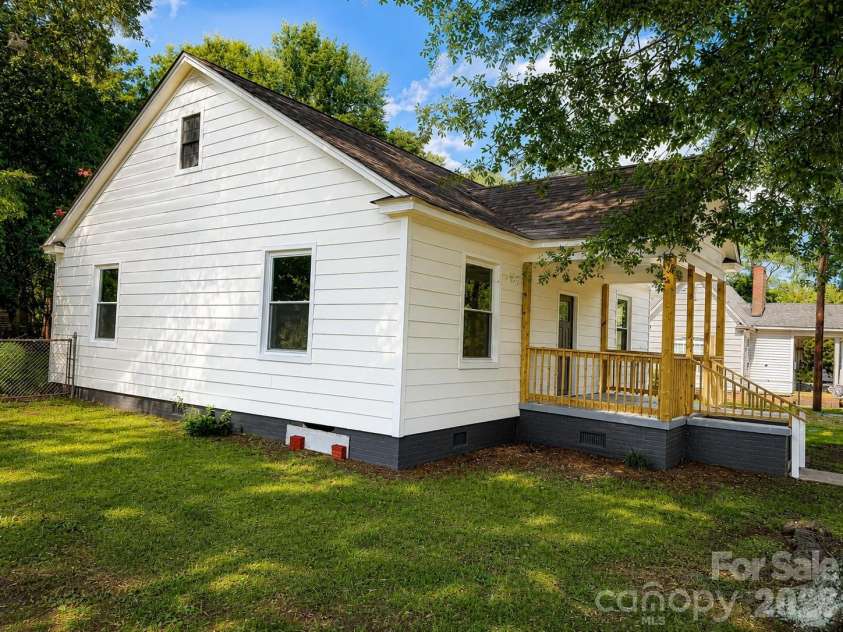 609 Dallas Street, Chester, SC 29706.  MLS# CAR4414278, YatesRealty ID 44028. 