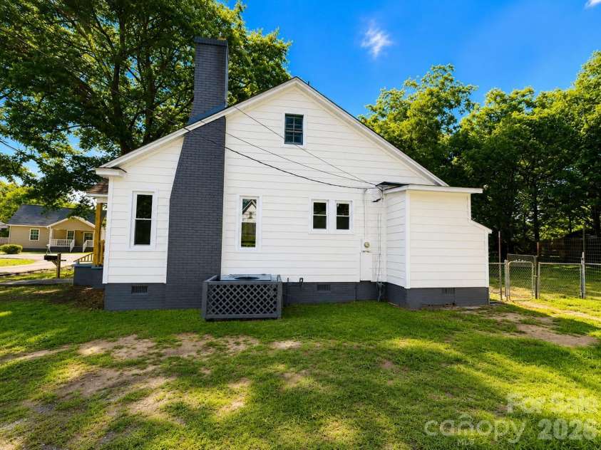 609 Dallas Street, Chester, SC 29706.  MLS# CAR4414278, YatesRealty ID 44028. 