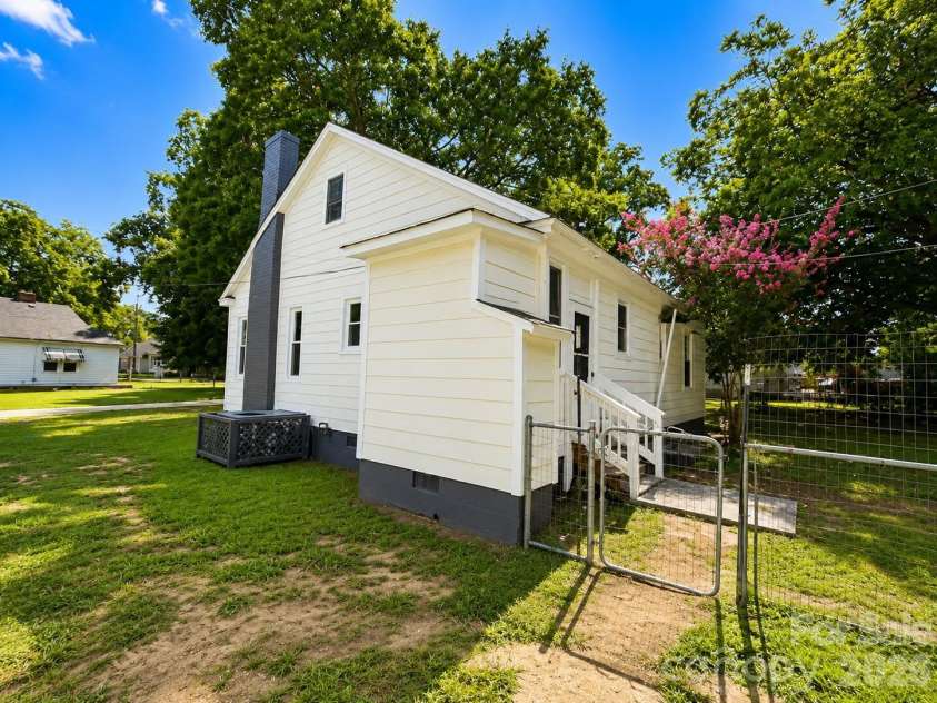 609 Dallas Street, Chester, SC 29706.  MLS# CAR4414278, YatesRealty ID 44028. 