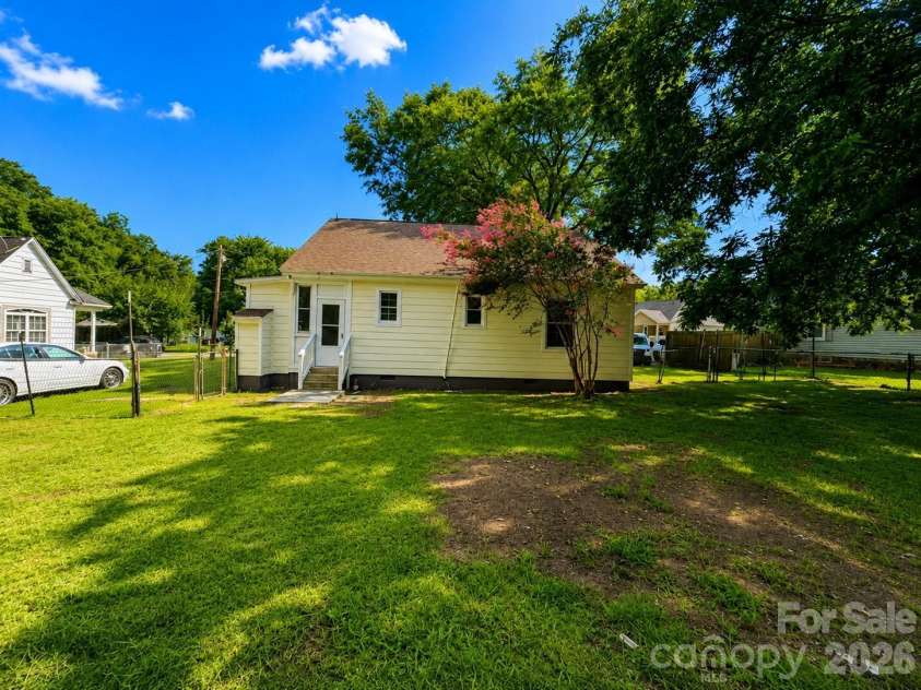 609 Dallas Street, Chester, SC 29706.  MLS# CAR4414278, YatesRealty ID 44028. 