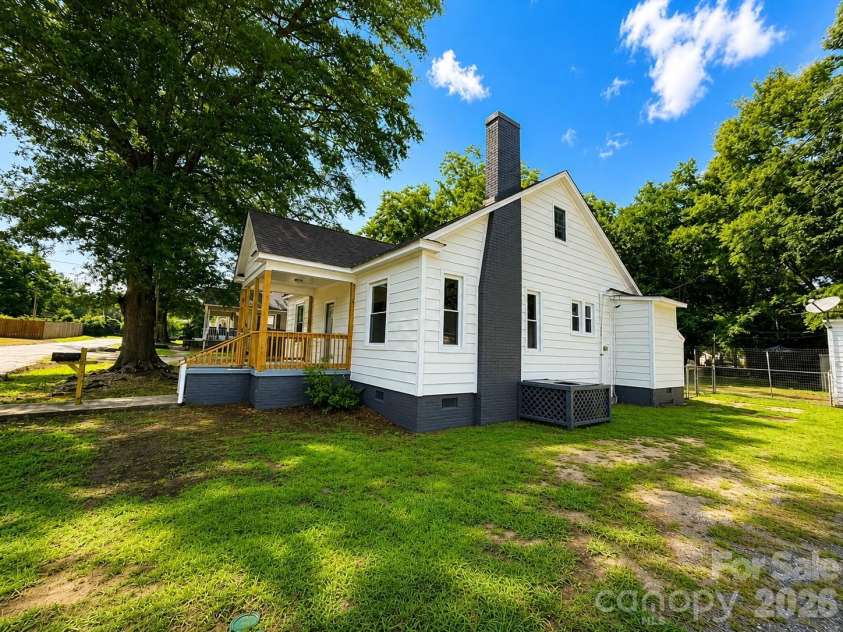609 Dallas Street, Chester, SC 29706.  MLS# CAR4414278, YatesRealty ID 44028. 