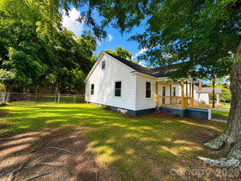609 Dallas Street, Chester, SC 29706.  MLS# CAR4414278, YatesRealty ID 44028. 
