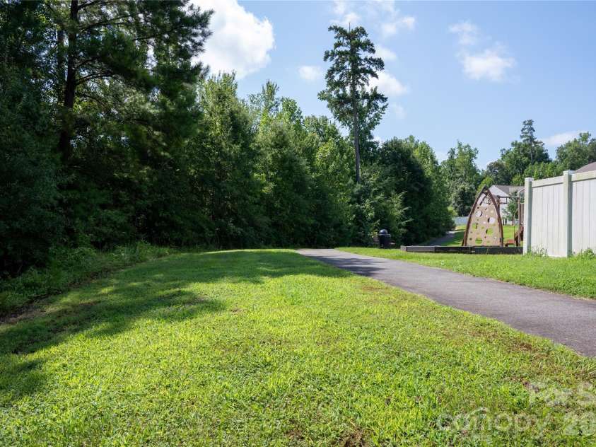 9702 Pond Vista Court, Charlotte, NC 28216.  MLS# CAR4411625, YatesRealty ID 44031. 