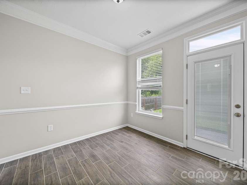 8246 Weeping Fig Lane, Charlotte, NC 28215.  MLS# CAR4413346, YatesRealty ID 44033. Breakfast Nook