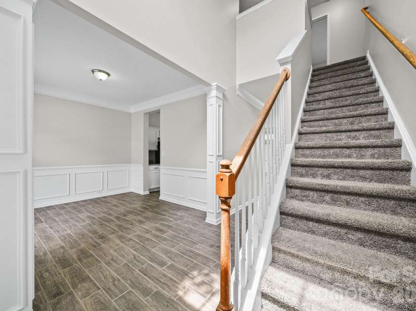 8246 Weeping Fig Lane, Charlotte, NC 28215.  MLS# CAR4413346, YatesRealty ID 44033. Foyer