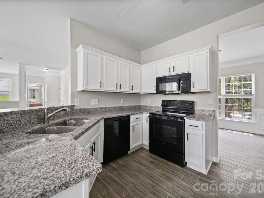 8246 Weeping Fig Lane, Charlotte, NC 28215.  MLS# CAR4413346, YatesRealty ID 44033. Kitchen