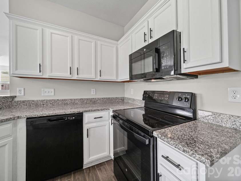 8246 Weeping Fig Lane, Charlotte, NC 28215.  MLS# CAR4413346, YatesRealty ID 44033. Kitchen