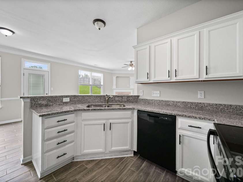 8246 Weeping Fig Lane, Charlotte, NC 28215.  MLS# CAR4413346, YatesRealty ID 44033. Kitchen