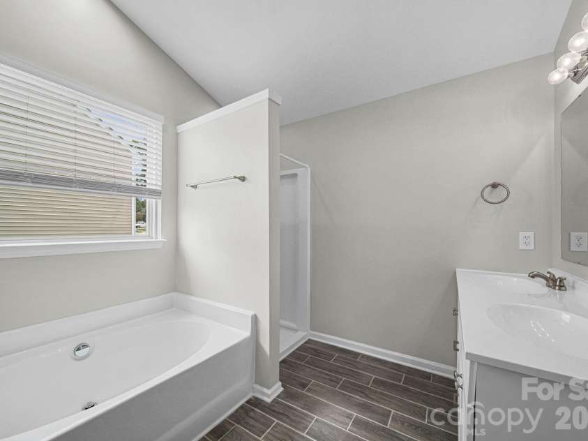 8246 Weeping Fig Lane, Charlotte, NC 28215.  MLS# CAR4413346, YatesRealty ID 44033. Primary Bathroom