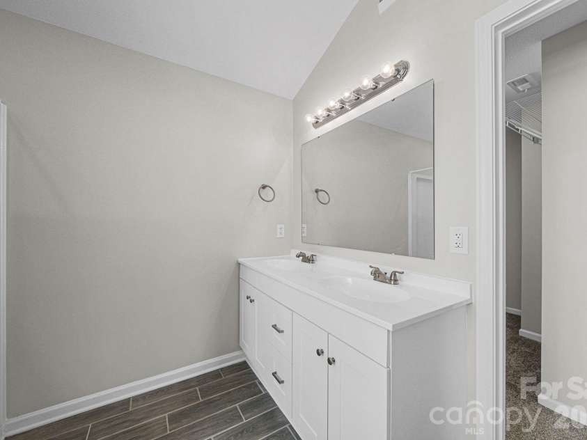 8246 Weeping Fig Lane, Charlotte, NC 28215.  MLS# CAR4413346, YatesRealty ID 44033. Primary Bathroom