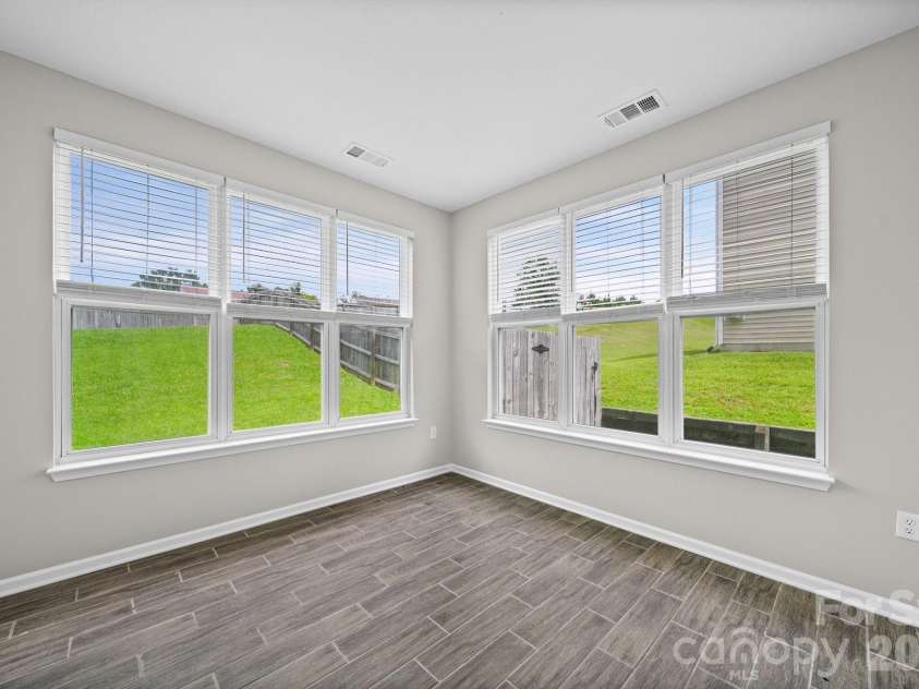 8246 Weeping Fig Lane, Charlotte, NC 28215.  MLS# CAR4413346, YatesRealty ID 44033. Sunroom