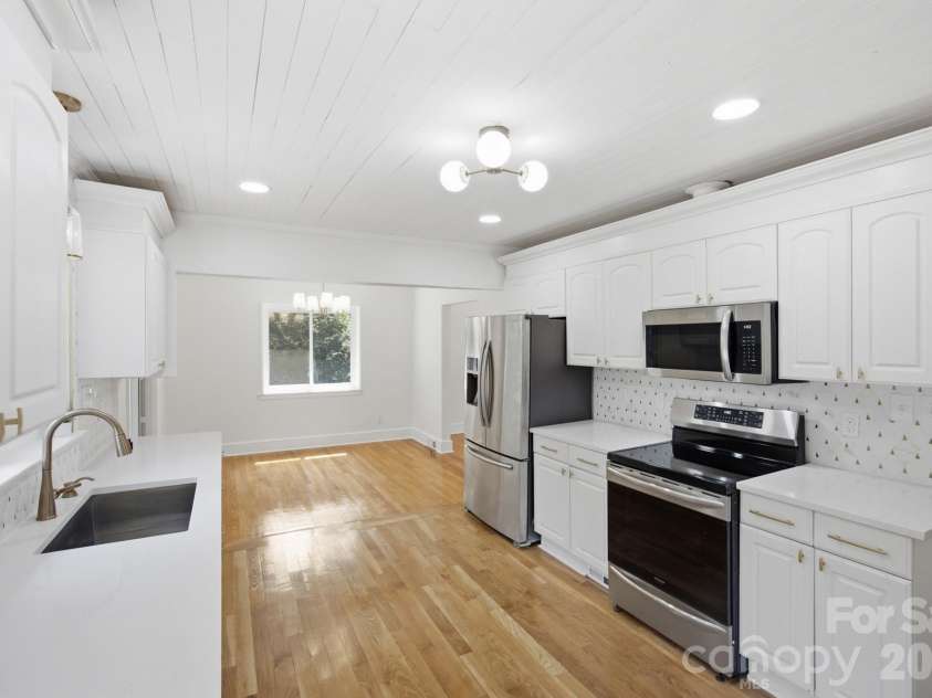 943 Hickory Nut Street, Charlotte, NC 28205.  MLS# CAR4412269, YatesRealty ID 44040. Beautiful tile backsplash.