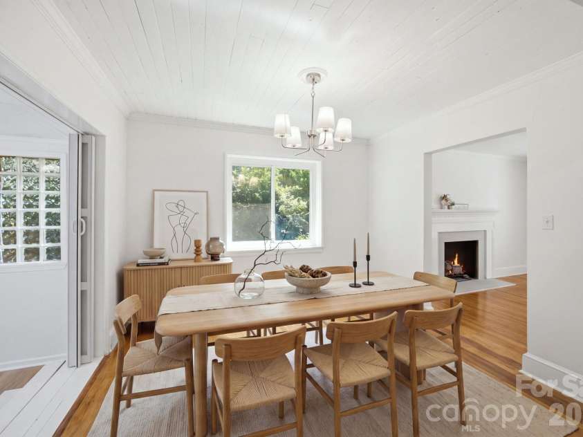 943 Hickory Nut Street, Charlotte, NC 28205.  MLS# CAR4412269, YatesRealty ID 44040. Open dining room concept