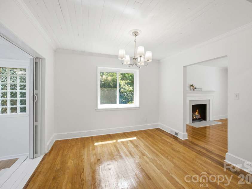 943 Hickory Nut Street, Charlotte, NC 28205.  MLS# CAR4412269, YatesRealty ID 44040. Open dining room concept