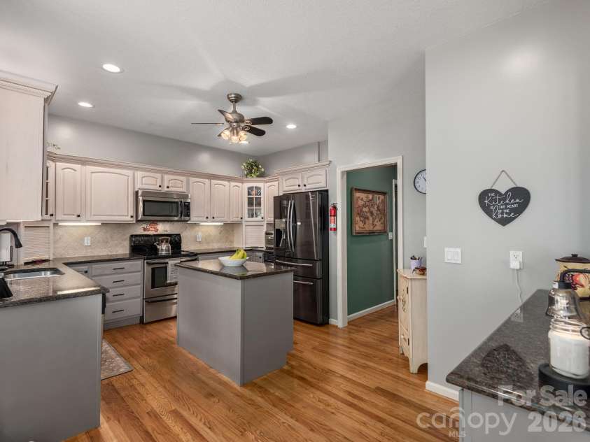 24 Nesbitts Olde Farm Road, Fairview, NC 28730.  MLS# CAR4367804, YatesRealty ID 44051. 