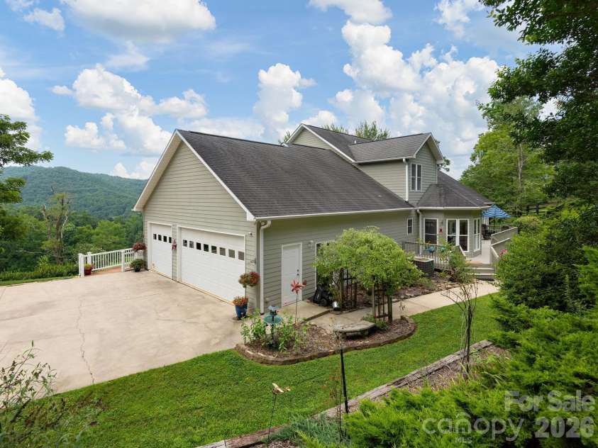 24 Nesbitts Olde Farm Road, Fairview, NC 28730.  MLS# CAR4367804, YatesRealty ID 44051. 