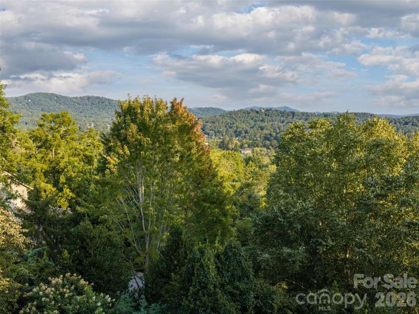 8 Points West Drive, Asheville, NC 28804.  MLS# CAR4413543, YatesRealty ID 44053. 