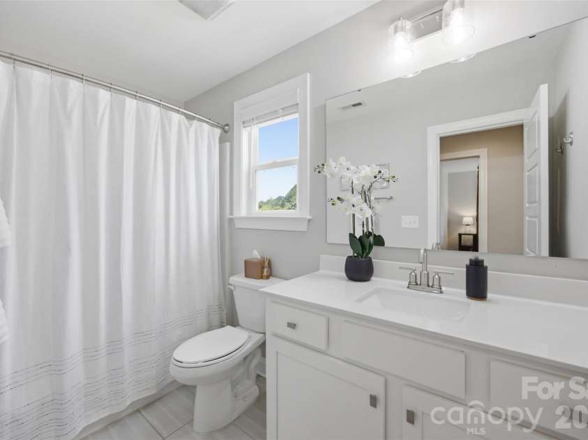 7025 Kingfisher Way, Belmont, NC 28012.  MLS# CAR4412650, YatesRealty ID 44056. Upper level-Full bathroom .