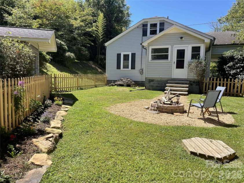 21 Byrd Lane, Brevard, NC 28712.  MLS# CAR4302808, YatesRealty ID 4406. 