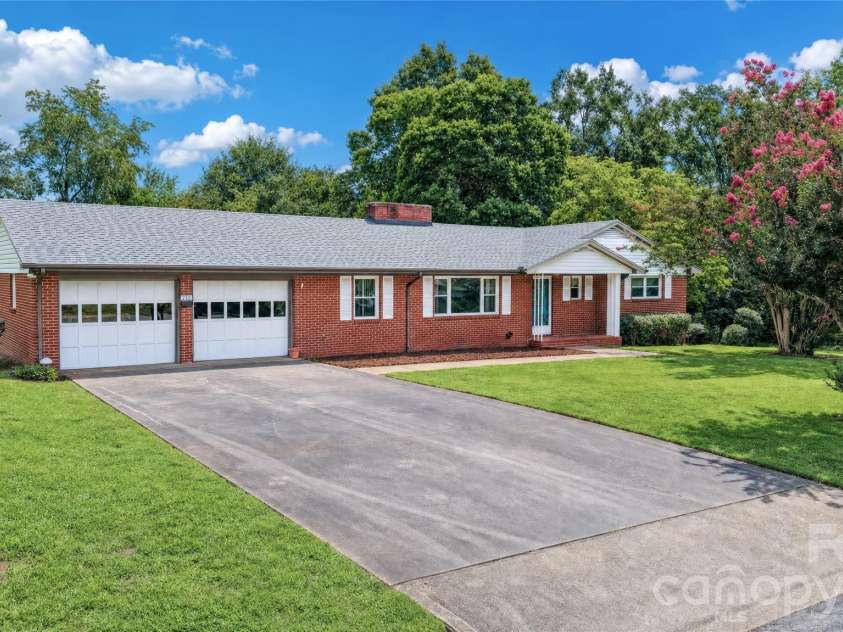 201 Woodlawn Drive, Morganton, NC 28655.  MLS# CAR4414420, YatesRealty ID 44061. 