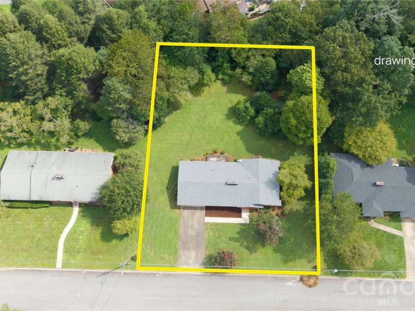 201 Woodlawn Drive, Morganton, NC 28655.  MLS# CAR4414420, YatesRealty ID 44061. 