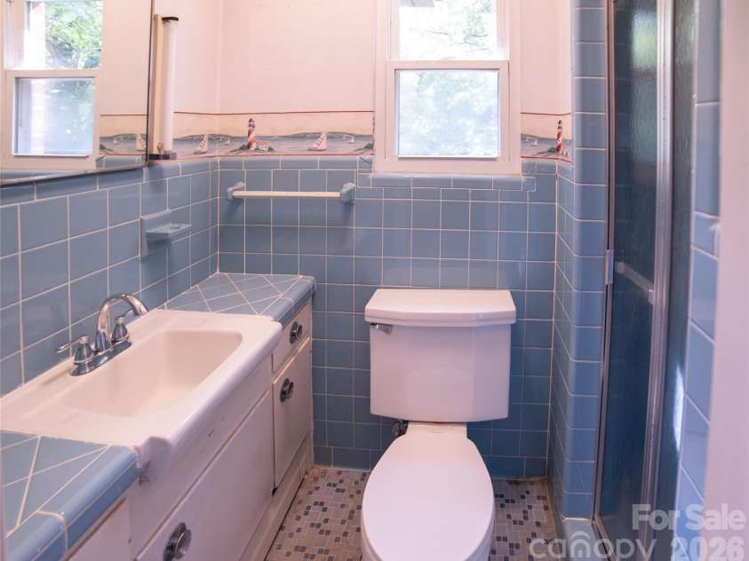 201 Woodlawn Drive, Morganton, NC 28655.  MLS# CAR4414420, YatesRealty ID 44061. Bath off primary