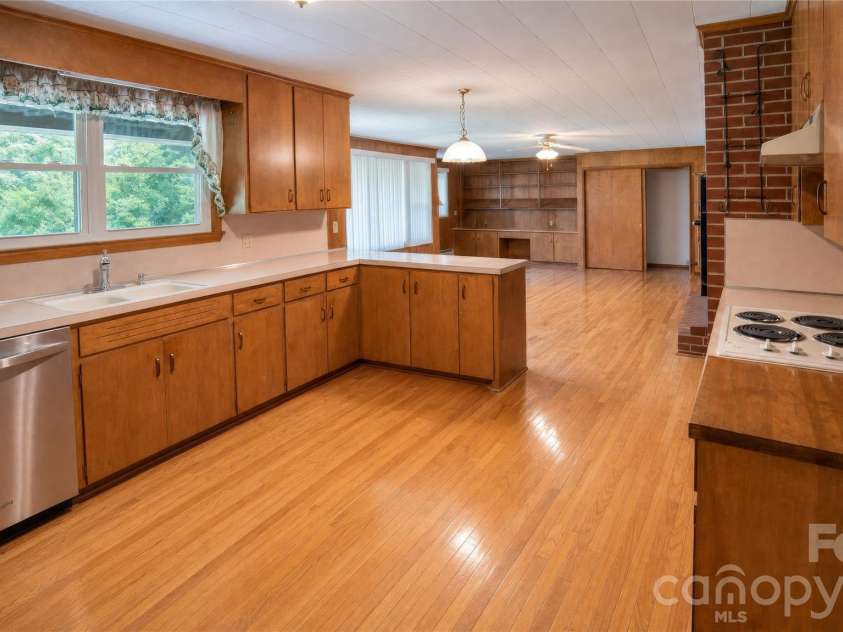 201 Woodlawn Drive, Morganton, NC 28655.  MLS# CAR4414420, YatesRealty ID 44061. Kitchen