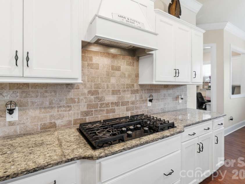 12726 Rusty Blackbird Way, Charlotte, NC 28278.  MLS# CAR4409710, YatesRealty ID 44064. Gas Top