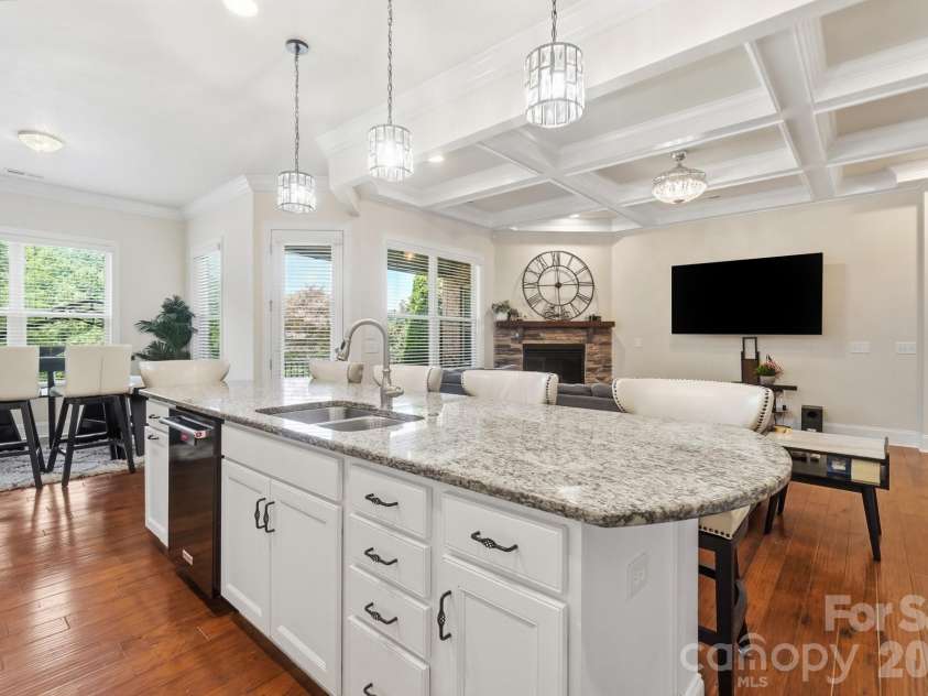 12726 Rusty Blackbird Way, Charlotte, NC 28278.  MLS# CAR4409710, YatesRealty ID 44064. Kitchen 2