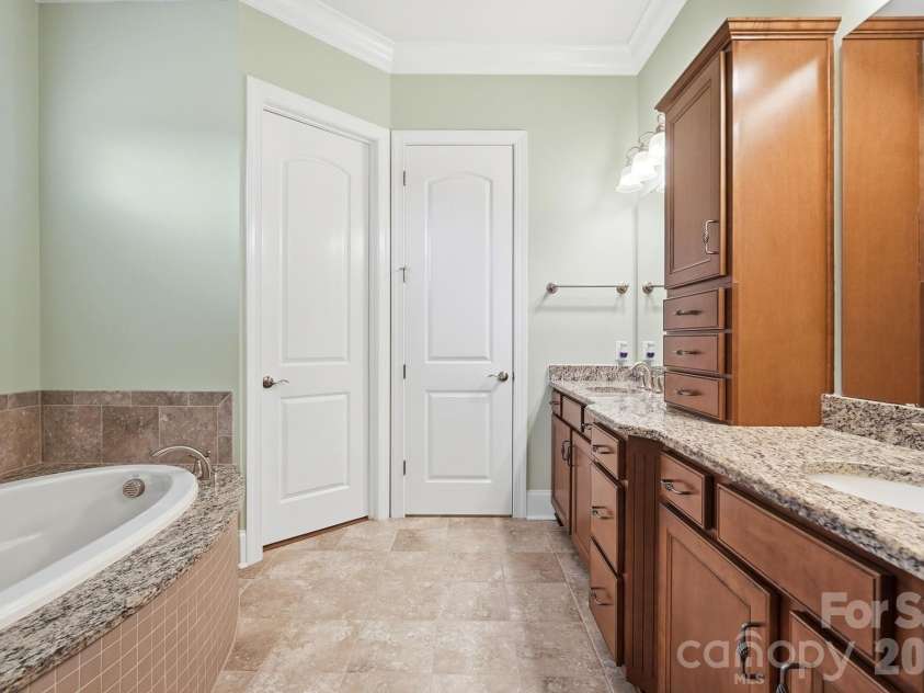 12726 Rusty Blackbird Way, Charlotte, NC 28278.  MLS# CAR4409710, YatesRealty ID 44064. Primary Bathrm 2