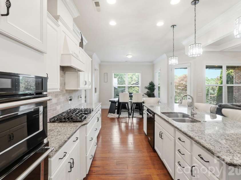 12726 Rusty Blackbird Way, Charlotte, NC 28278.  MLS# CAR4409710, YatesRealty ID 44064. Wall Oven
