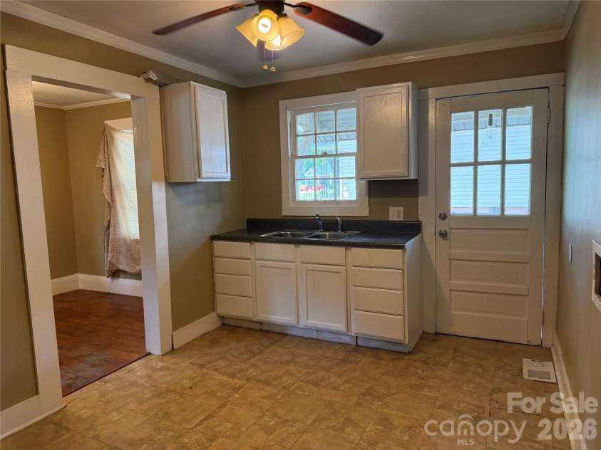 610 4th Avenue, Gastonia, NC 28054.  MLS# CAR4414619, YatesRealty ID 44073. 