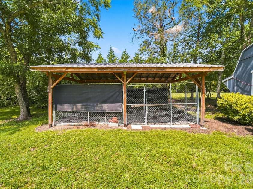 2587 Vision Drive, Catawba, NC 28609.  MLS# CAR4414475, YatesRealty ID 44079. 10'x20' covered kennel with power