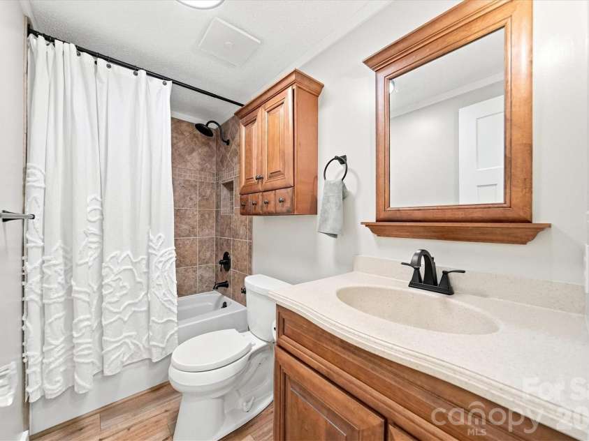 2587 Vision Drive, Catawba, NC 28609.  MLS# CAR4414475, YatesRealty ID 44079. Hall bath