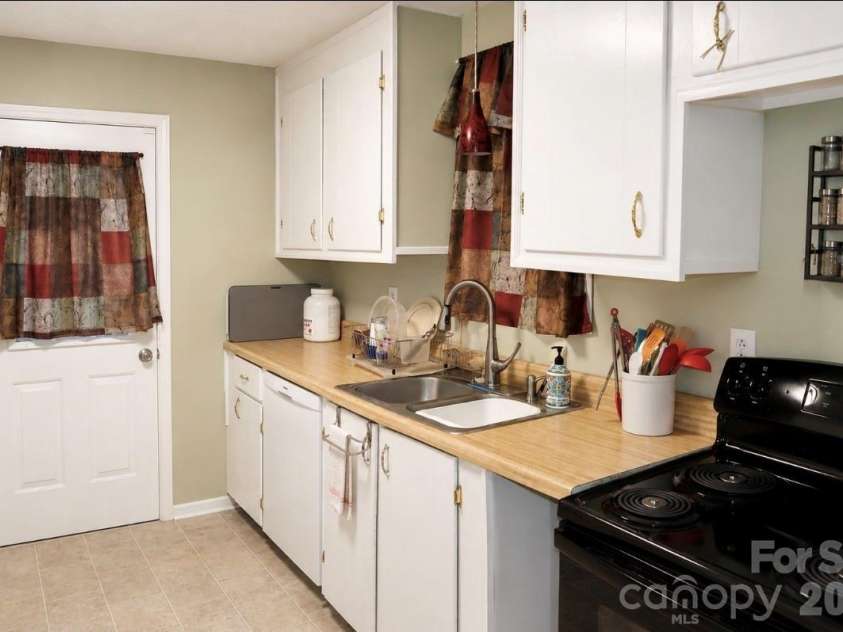 6210 Hilltop Avenue, Kannapolis, NC 28081.  MLS# CAR4412982, YatesRealty ID 44083. Kitchen