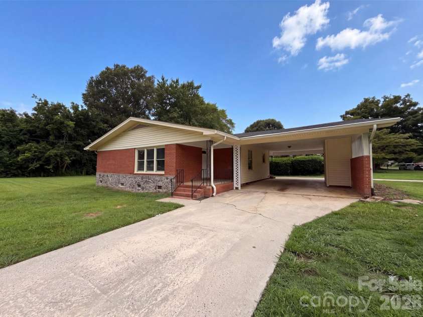 1951 Taylor Drive, Gastonia, NC 28052.  MLS# CAR4412053, YatesRealty ID 44092. 