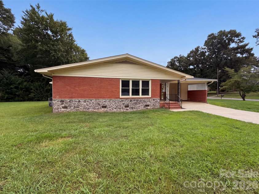 1951 Taylor Drive, Gastonia, NC 28052.  MLS# CAR4412053, YatesRealty ID 44092. 